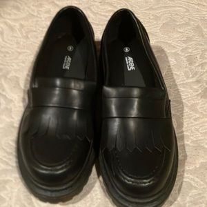 Black loafers only worn once. Great condition. Cute.